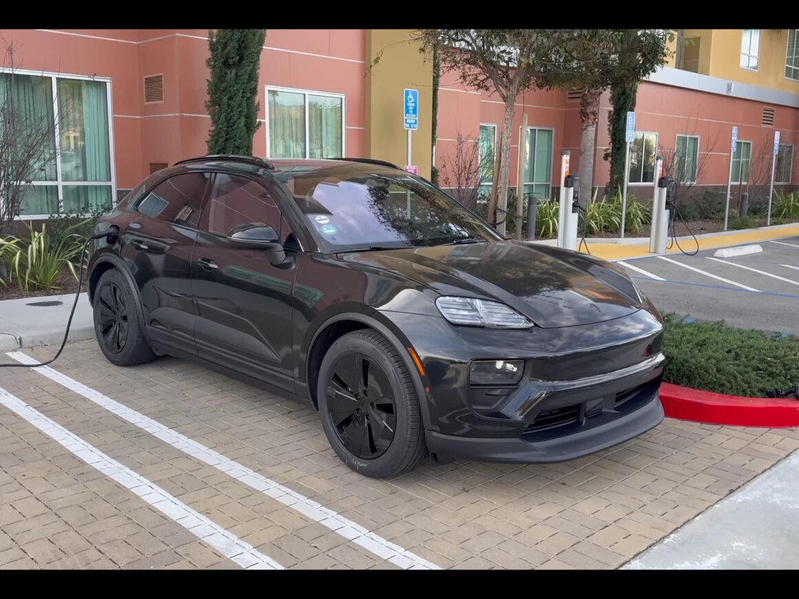 Porsche Macan EV in carica