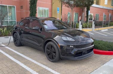 Porsche Macan EV in carica