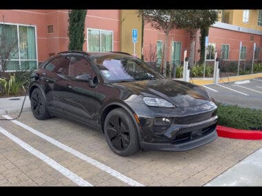 Porsche Macan EV in carica