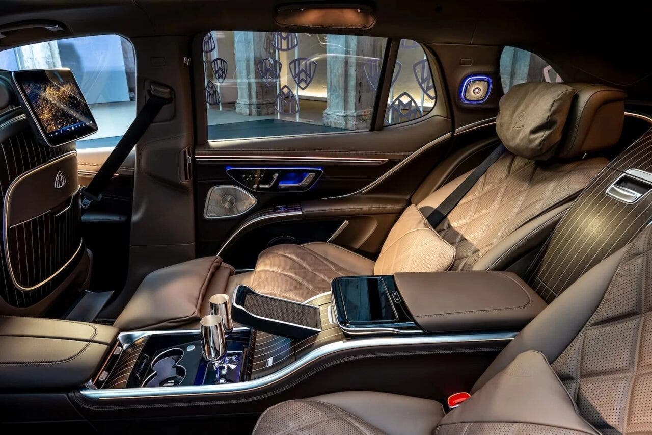 Mercedes-Maybach-EQS-SUV sedute 