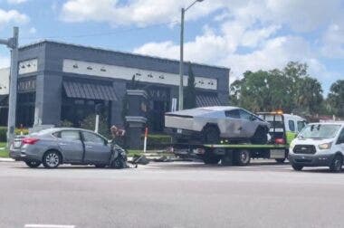 Nissan Sentra Tesla Cybertruck incidente