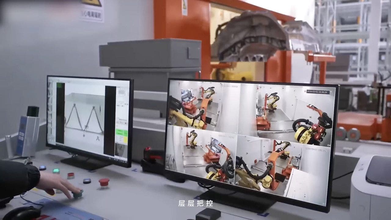 Dipendente al controllo produzione robot Super Factory 