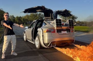Tesla Model X Plaid DeLorean Ritorno al Futuro
