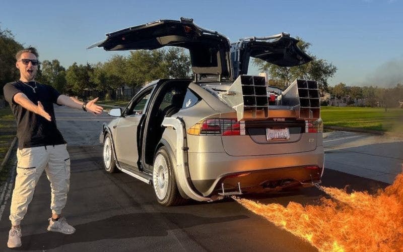 Tesla Model X Plaid DeLorean Ritorno al Futuro