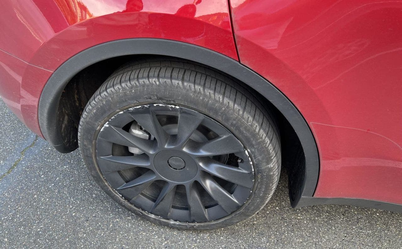 Tesla, la guida autonoma può danneggiare le ruote