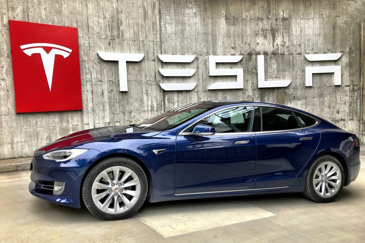 Tesla, l'arrivo di un modello accessibile fa bene