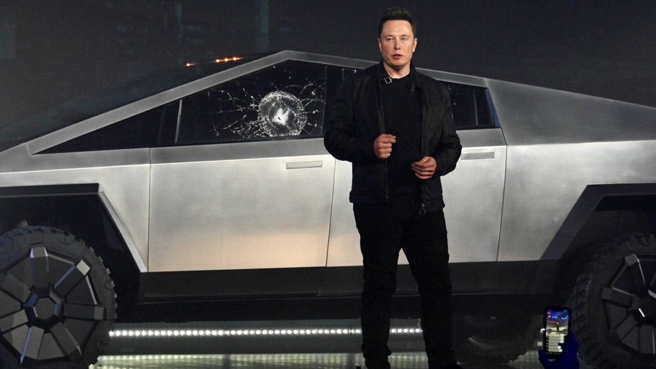 Tesla Cybertruck, l'inizio difficile e adesso anche lo "stop"