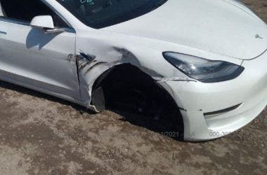 Tesla, la guida autonoma può danneggiare le ruote