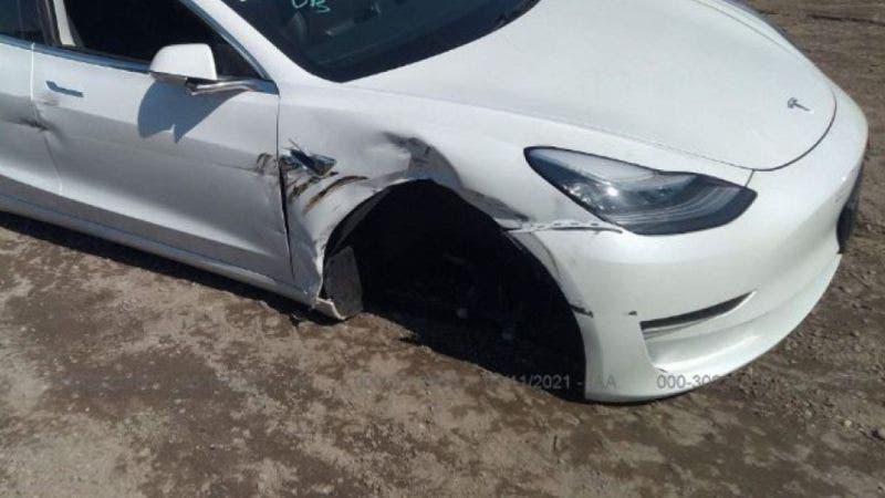 Tesla, la guida autonoma può danneggiare le ruote