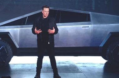 Tesla Cybertruck, l'inizio difficile e adesso anche lo "stop"