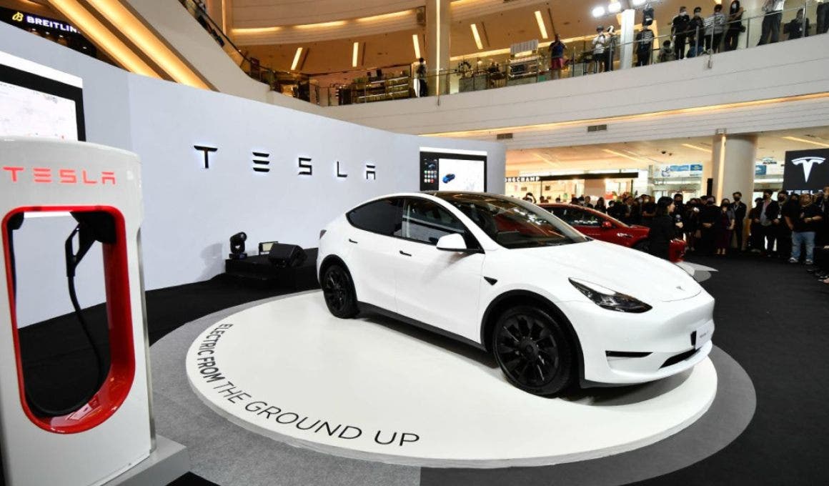 Tesla, l'arrivo di un modello accessibile fa bene