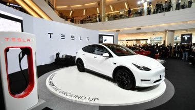 Tesla, l'arrivo di un modello accessibile fa bene