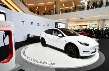 Tesla, l'arrivo di un modello accessibile fa bene