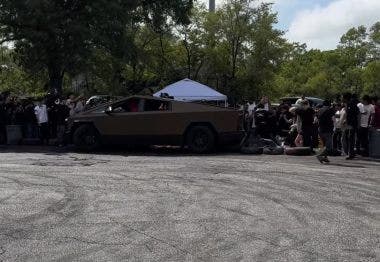 Tesla Cybertruck incidente donuts