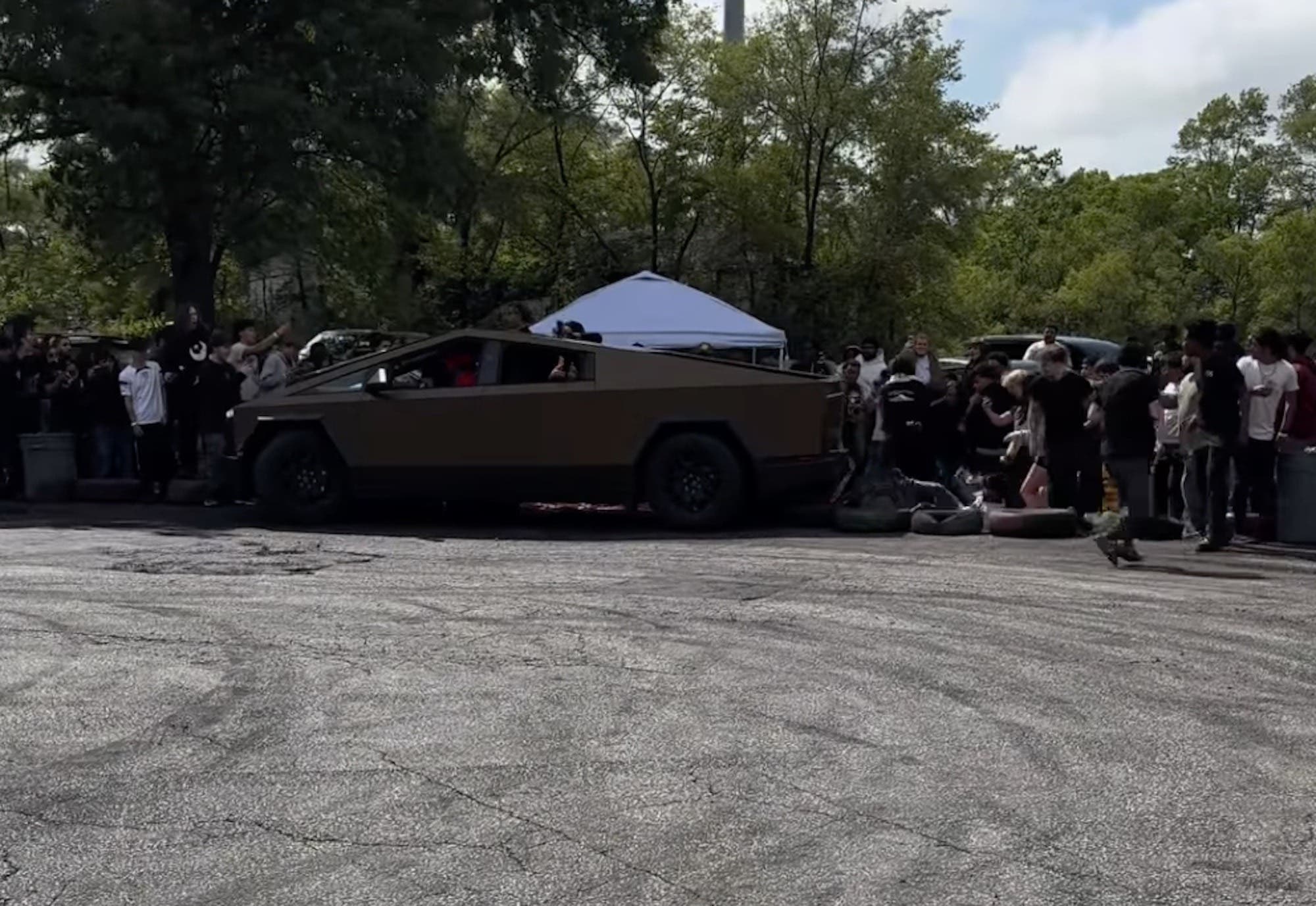 Tesla Cybertruck incidente donuts
