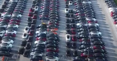 Tesla auto invendute parcheggiate