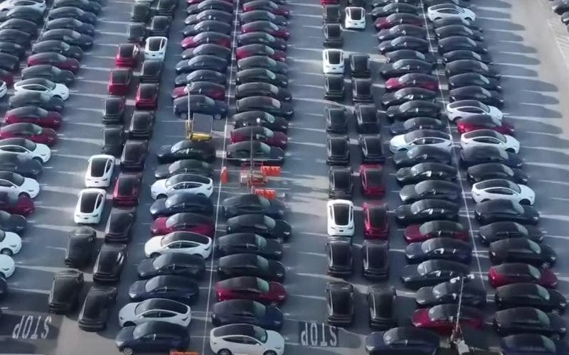 Tesla auto invendute parcheggiate