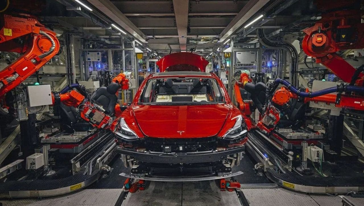 Tesla fa fuori migliaia di posizioni