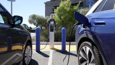 Come incentivare l'acquisto di auto elettriche. Chiedete alla California