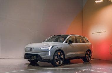 Volvo rilascia il primo passaporto per le batterie, sull'EX90