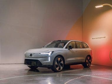 Volvo rilascia il primo passaporto per le batterie, sull'EX90