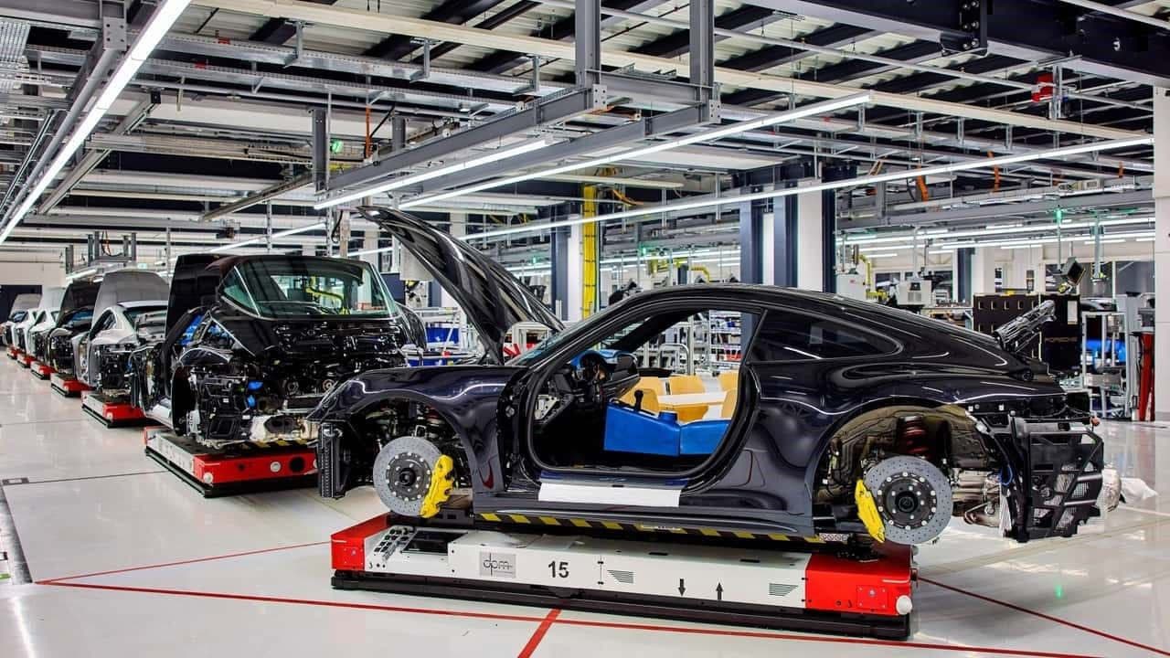 Porsche abbassa le stime dei ricavi