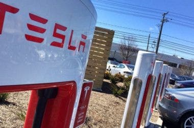 Ricarica con l'asciugamano bagnato? Tesla mette in guardia i clienti