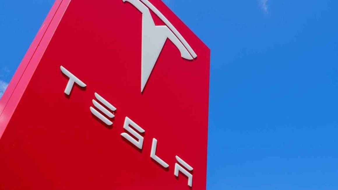 Tesla, tutto rimandato per i robotaxi