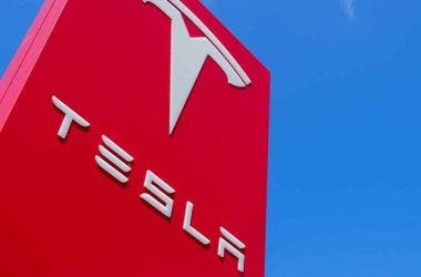 Tesla, tutto rimandato per i robotaxi
