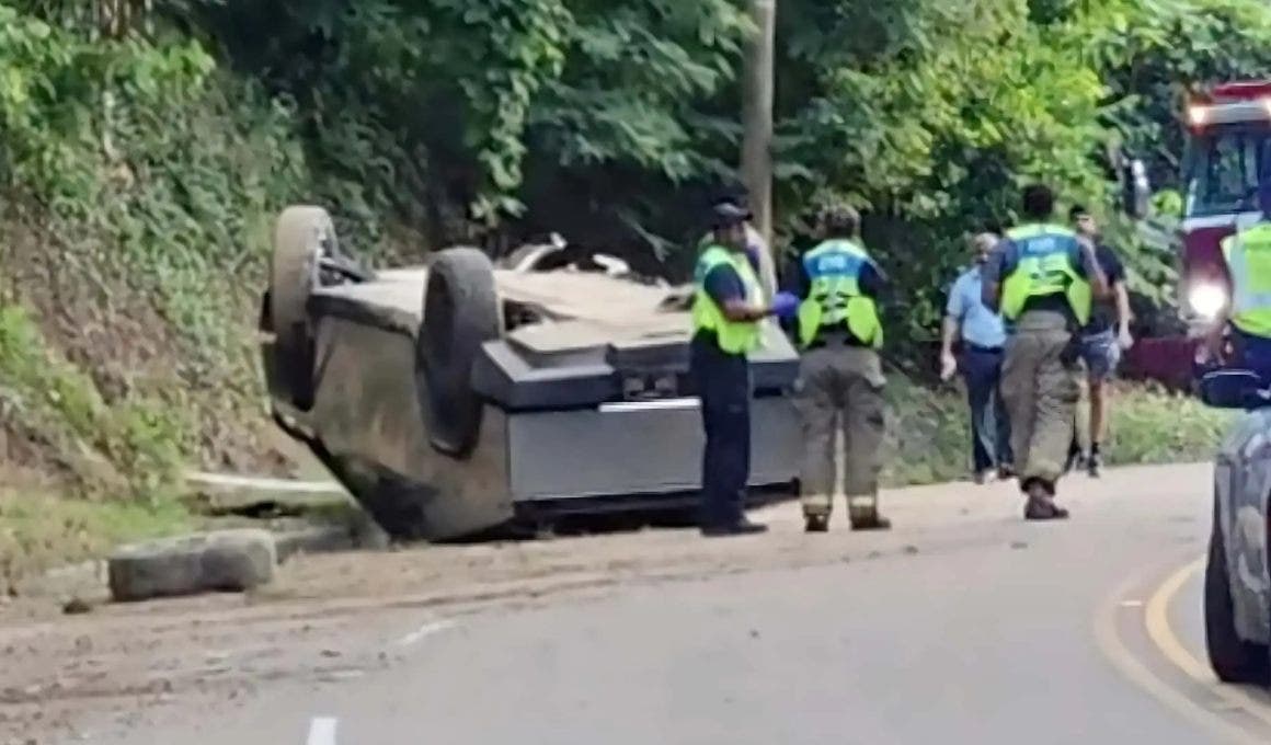 tesla Cybertruck incidente capovolto