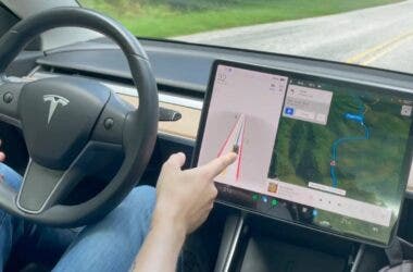 FSD guida autonoma per robotaxi Tesla