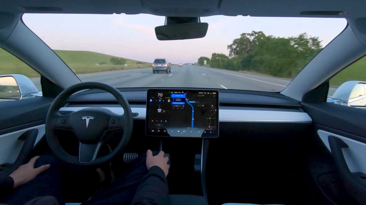 FSD guida autonoma per robotaxi Tesla
