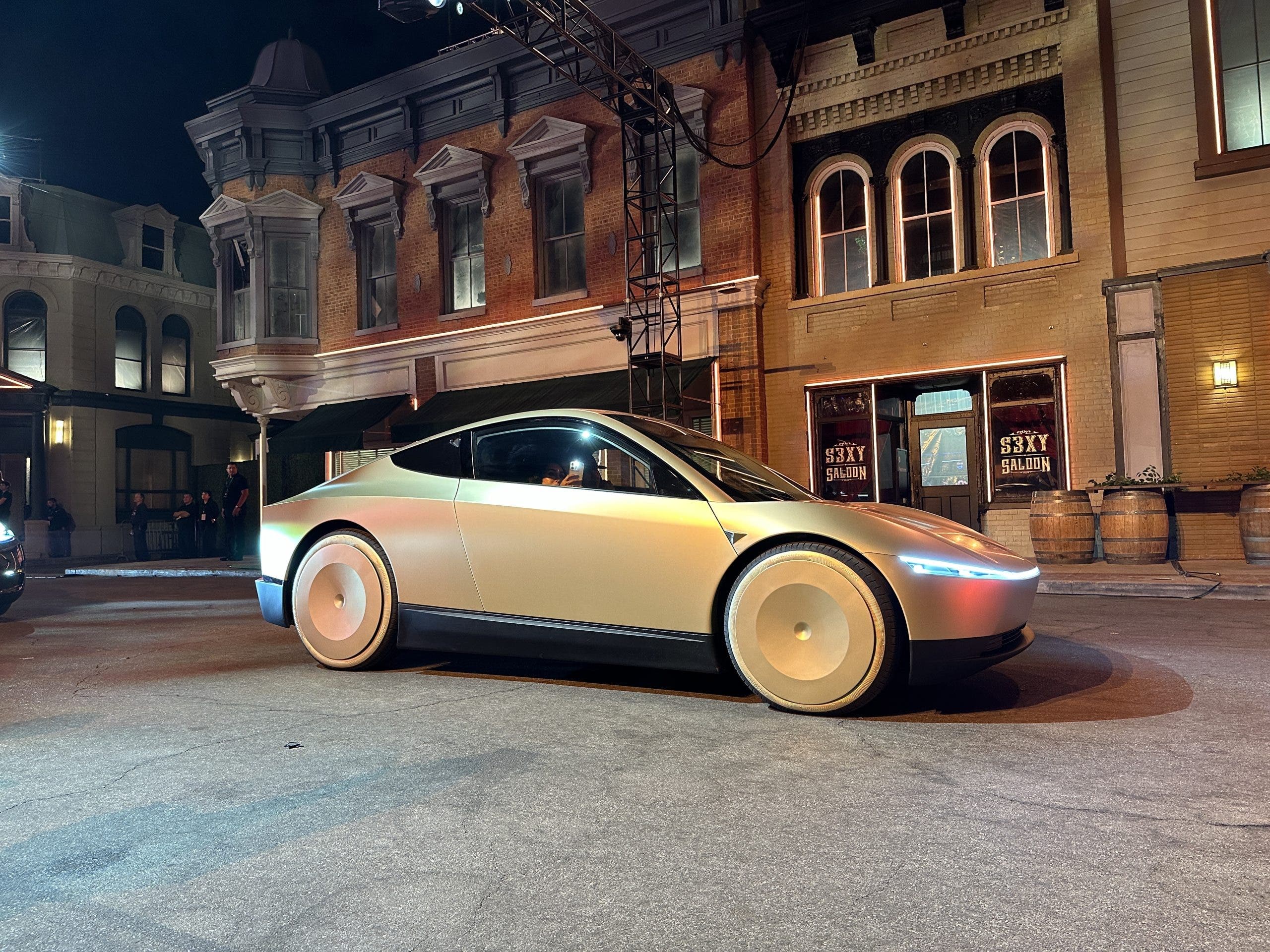 tesla cybercab e ricarica wireless