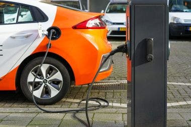 Auto elettriche in ricarica