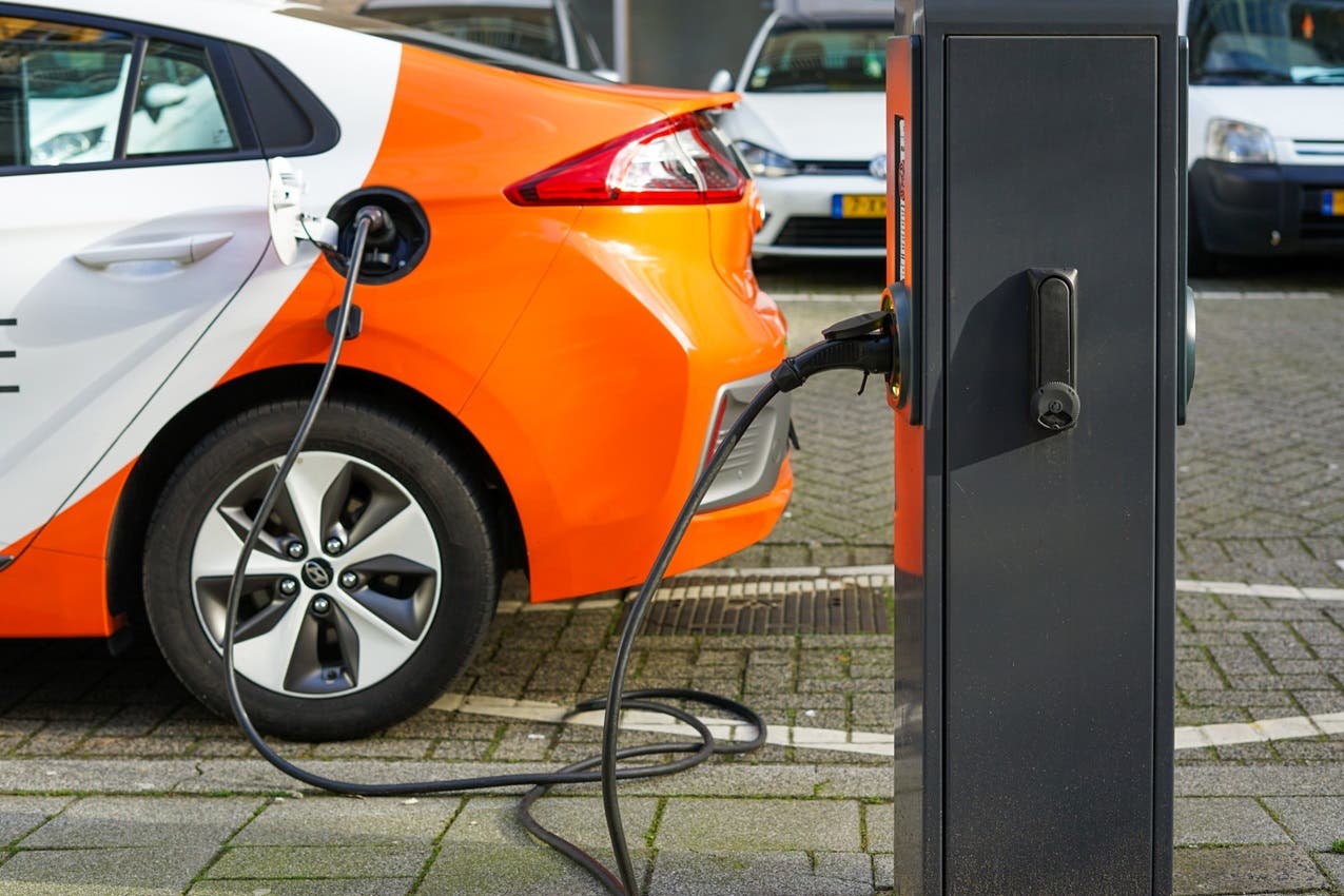 Auto elettriche in ricarica