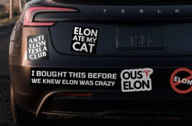 Adesivi contro Elon Musk