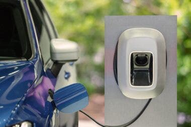 Auto elettrica in ricarica