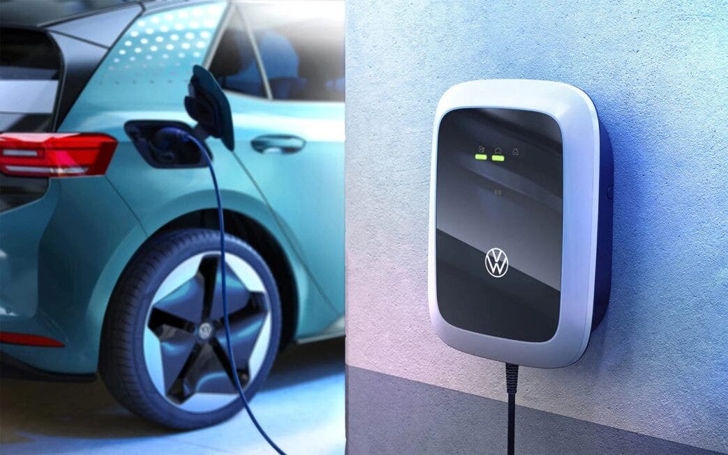 Auto elettrica collegata alla stazione di ricarica.