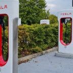 Stazioni ricarica Tesla, ambiente verde circostante.