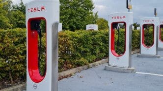 Stazioni ricarica Tesla, ambiente verde circostante.