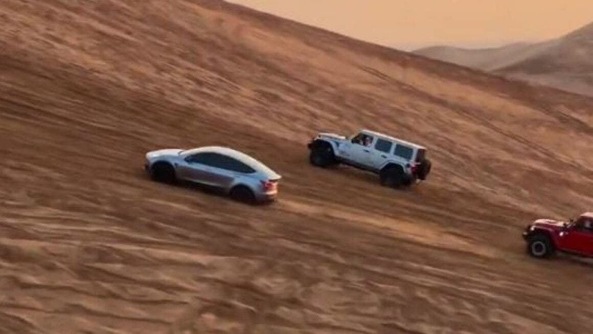 tesla model y contro le jeep