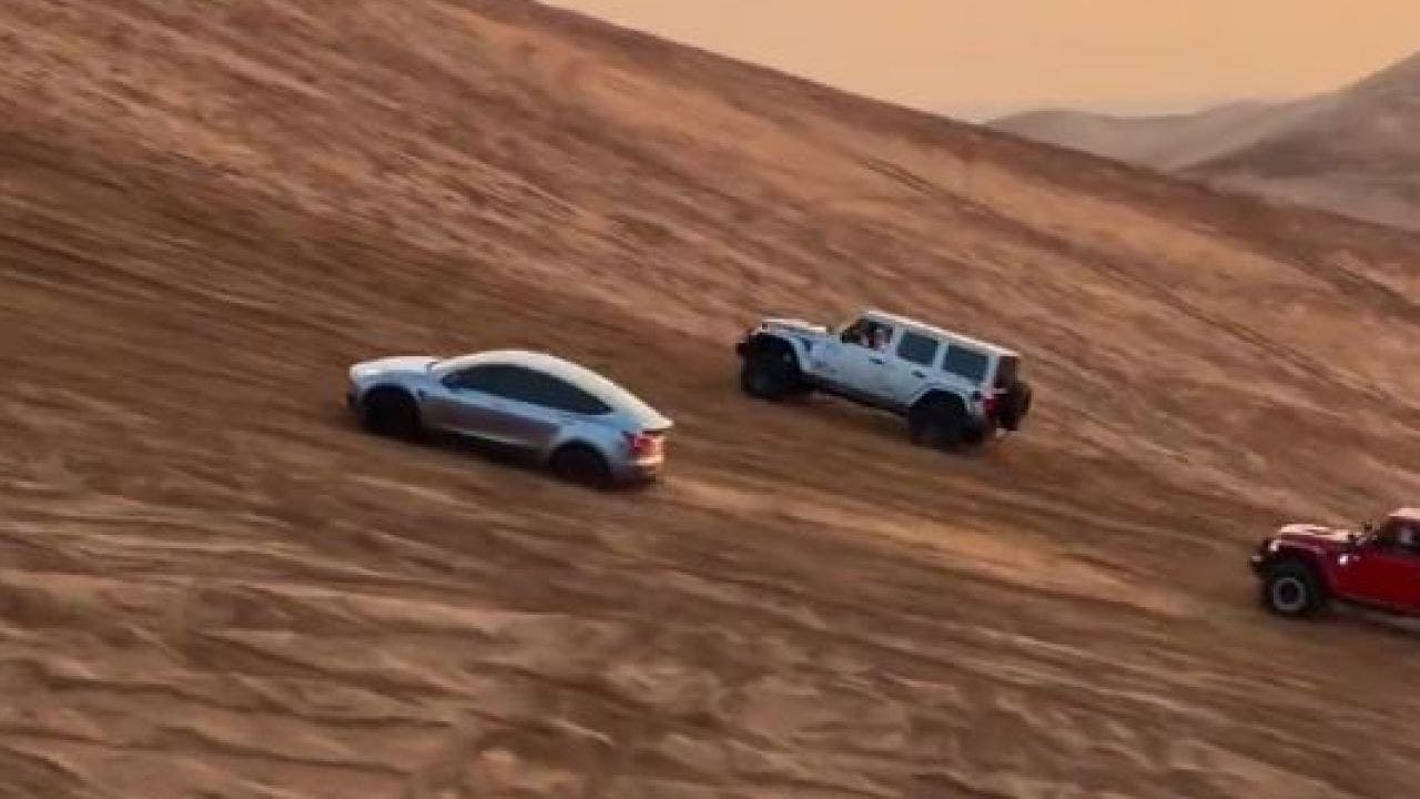 tesla model y contro le jeep