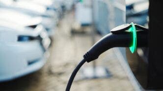 Auto elettrica in ricarica