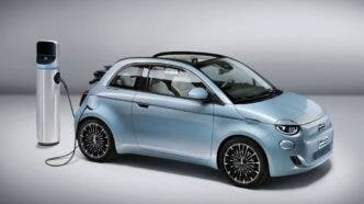 Auto elettrica in ricarica