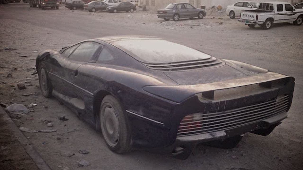 jaguar xj220 abbandonata