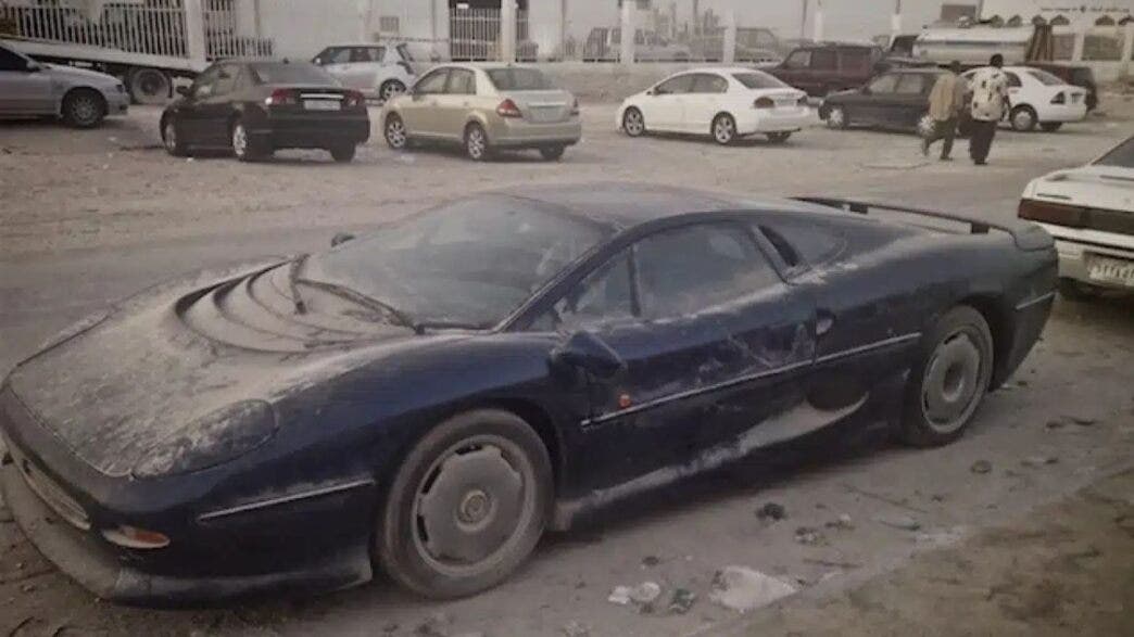 jaguar xj220 abbandonata