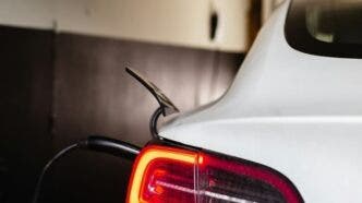 auto elettrica in ricarica