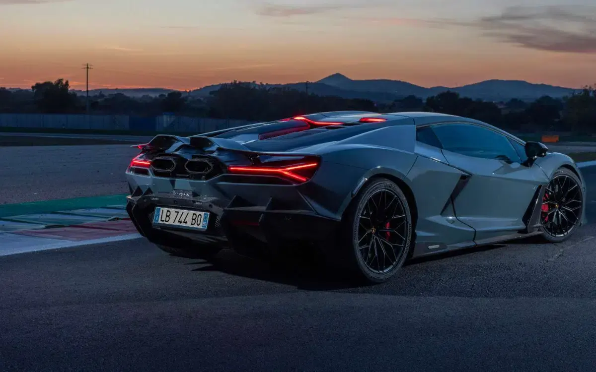 lamborghini revuelto, riferimento per fenomeno