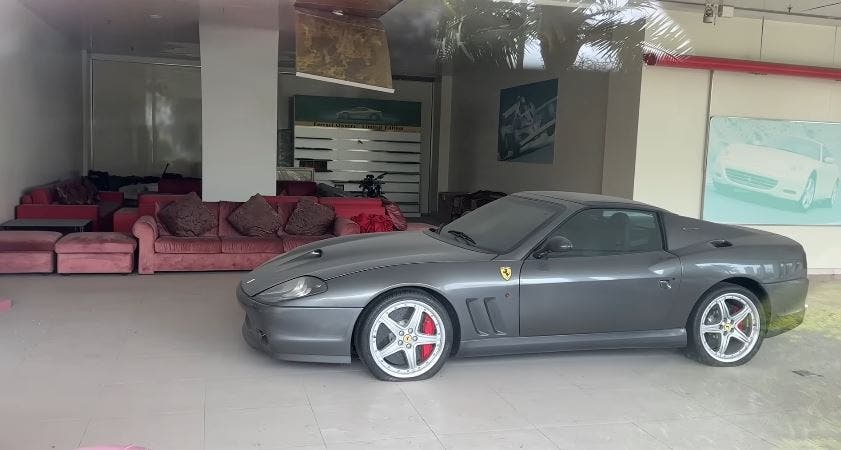 concessionaria abbandonata cina, ferrari