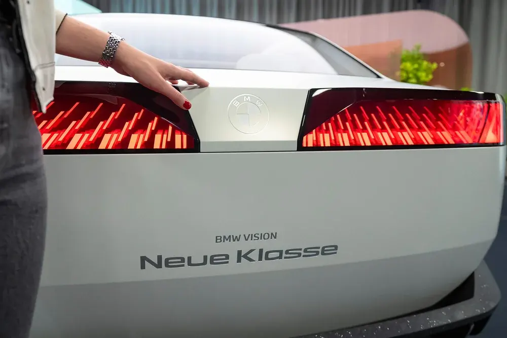bmw neue klasse badge